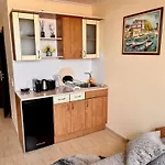 Beachfront In Marina Dinevi شقة *