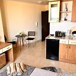 Beachfront In Marina Dinevi شقة