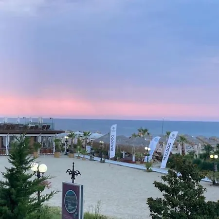 Beachfront In Marina Dinevi Lägenhet